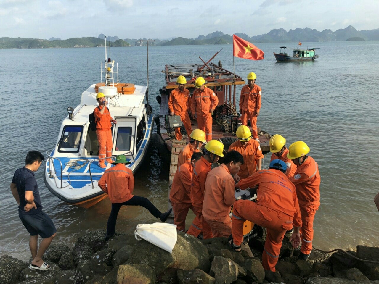 Vận chuyển thiết bị lên đảo Ba Mun