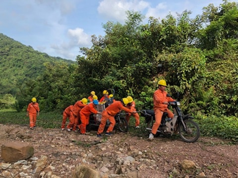 Công nhân Điện lực Quảng Ninh kiểm tra, xử lý sự cố điện tại huyện Cô Tô