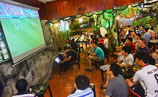 p/Các quán bia, cà phê đang kinh doanh từ world Cup mà không phải nộp phí.