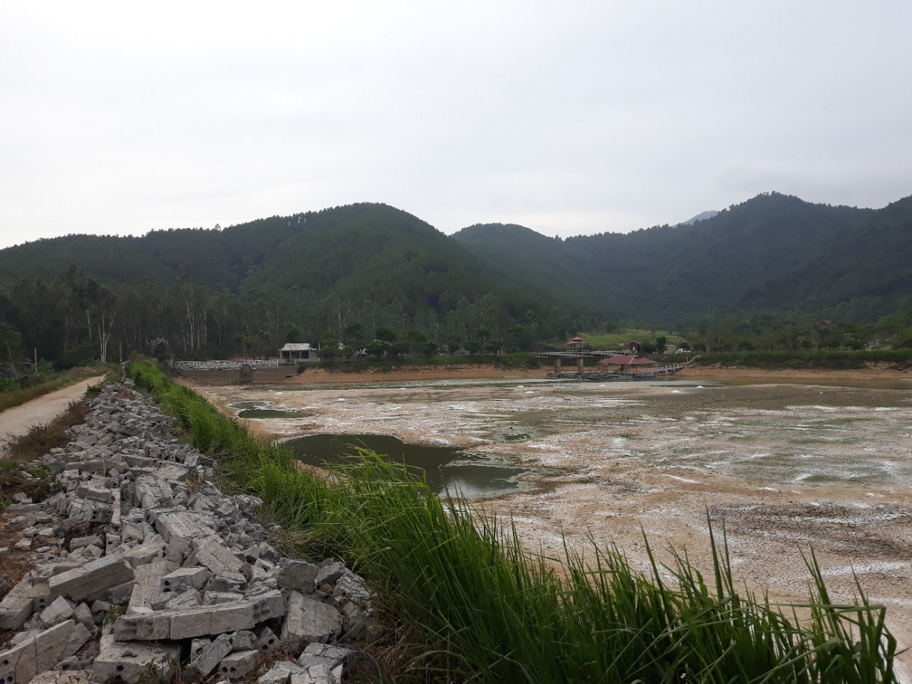 Lòng hồ Khe Lau, nơi trước kia bị chất thải do chăn nuôi gia súc, gia cầm của Cty Đại Huệ xả thải gây ô nhiễm nguồn nước