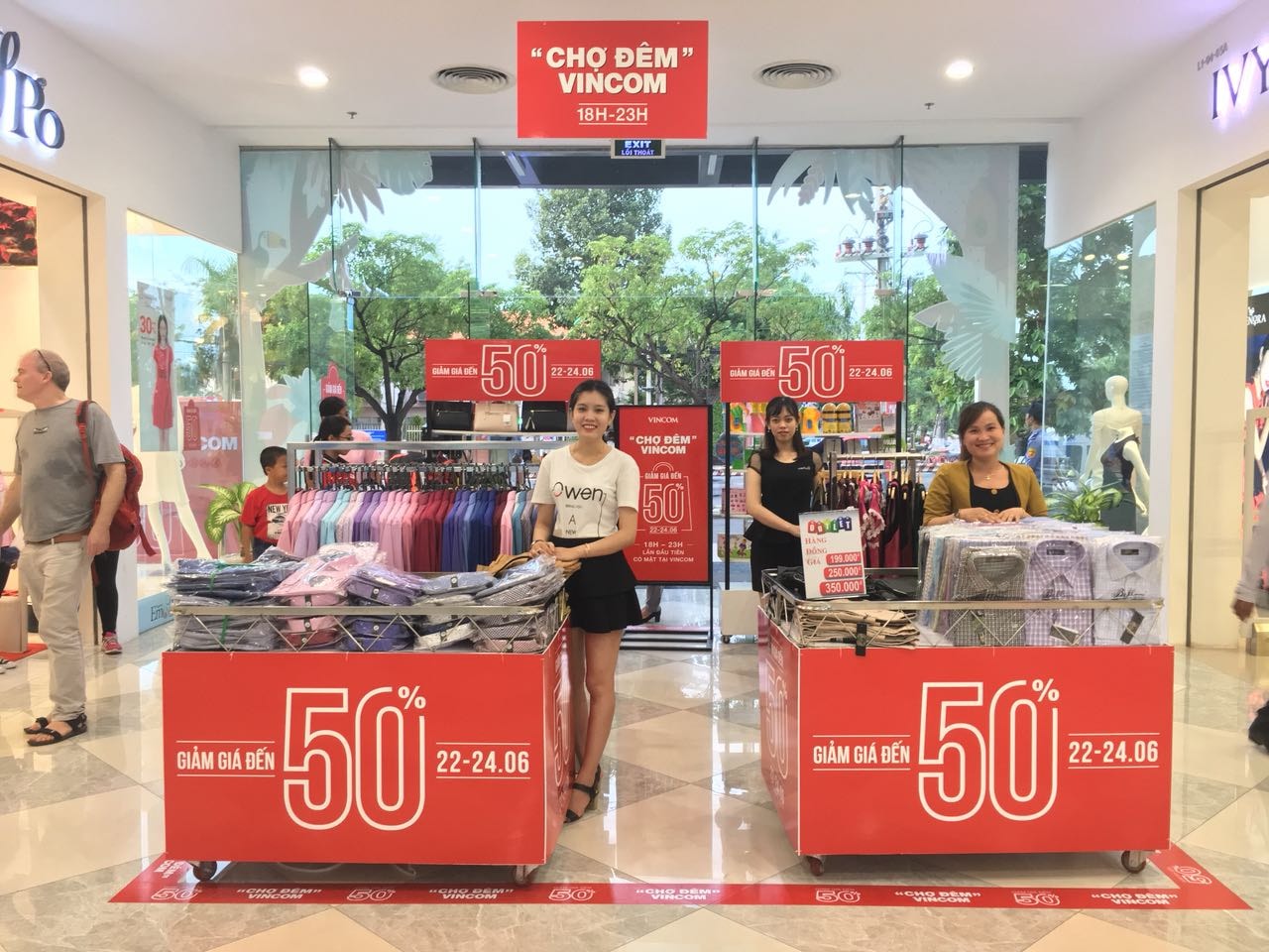 Trong khi đó, chuỗi Vincom Plaza tại các tỉnh, thành phố lại được thắp sáng bởi “Chợ Đêm” Vincom, mang tới hàng ngàn ưu đãi hấp dẫn từ VinPro, VinMart và nhiều thương hiệu khác.