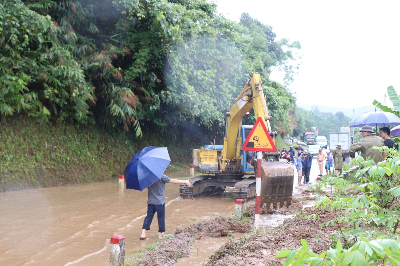 Ông Nguyễn Văn Ba, Phó Giám đốc Sởp/Giao thông Vận tải chỉ đạo khai thông, múc phần đất phía hạ lưu cống phạm vi ảnh hưởng 