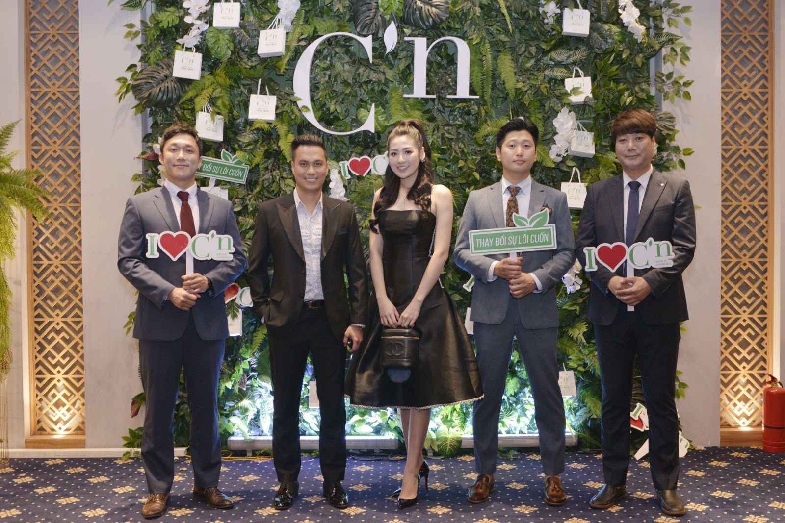 Á hậu Tú Anh và diễn viên Việt Anh cùng với các chuyên gia Hàn Quốc trong  sự kiện ra mắt thương hiệu mỹ phẩm C’n.