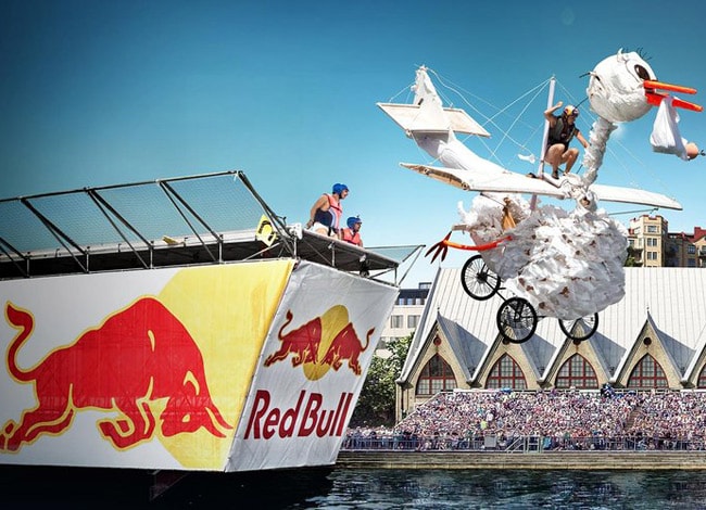 Mateschitz mở đầu chiến dịch marketing cho Red Bull bằng cách tài trợ cuộc thi Flutag tại Áo. Ảnh: Sport.