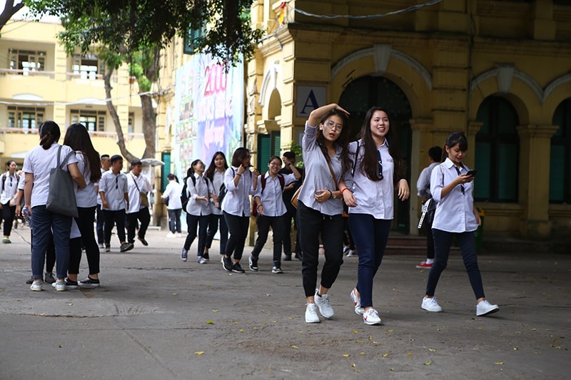 Thí sinh hoàn thành môn thi đầu tiên môn Ngữ văn tại điểm thi trường THPT Việt Đức, Hà Nội