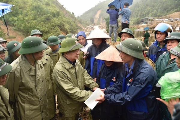 Nhanh chóng tổ chức thăm hỏi, động viên các gia đình bị thiệt hại, nhất là những hộ có người bị nạn. Hỗ trợ cứu chữa người bị thương