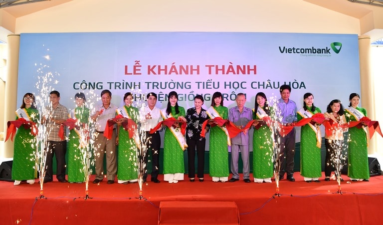 Các đại biểu cắt băng khánh thành Trường tiểu học Châu Hòa