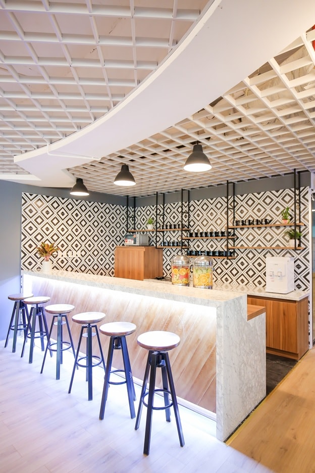 Quầy bar với nhiều dịch vụ miễn phí