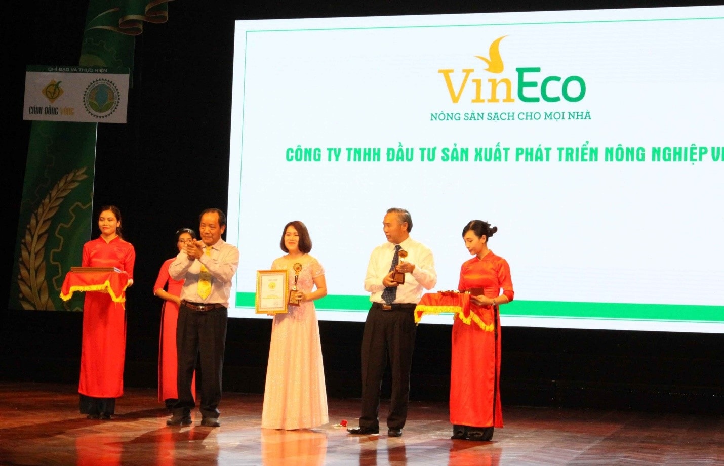 Đại diện VinEco nhận chứng nhận “Thương hiệu Vàng nông nghiệp Việt Nam”