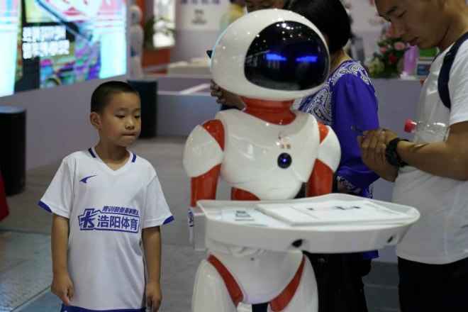 Khán giả tham dự triển lãm về Robot tại Thượng Hải tổ chức vào tháng 6/2018. Ảnh: Reuters