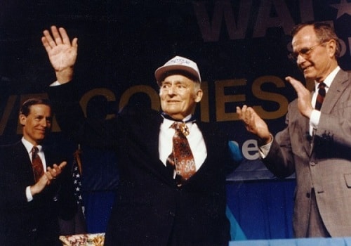 Sam Walton (giữa), người sáng lập và phát triển đế chế siêu thị Walmart. Ảnh: Walmart.