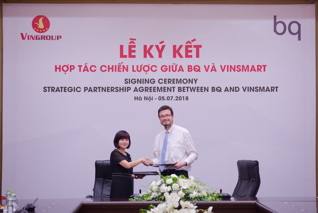 Bà Nguyễn Mai Hoa - Tổng giám đốc VinSmart và ông Alberto Méndez Peydró – Chủ tịch kiêm Tổng giám đốc BQ tại lễ ký kết