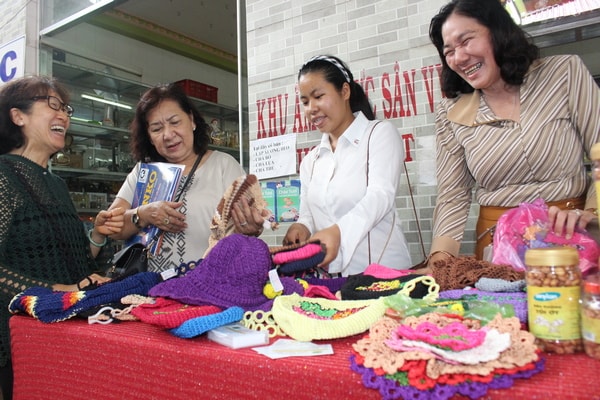 Các đại biểu tham quan gian hàng trưng bày 