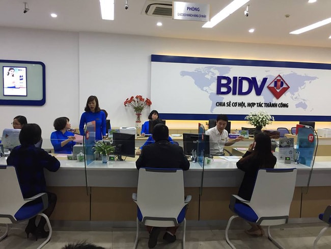 BID của BIDV là một trong những mã dẫn đầu ngành ngân hàng với phiên tăng trần đột biến sau chuỗi ngày suy giảm. Ảnh: Giao dịch tại ngân hàng BIDV