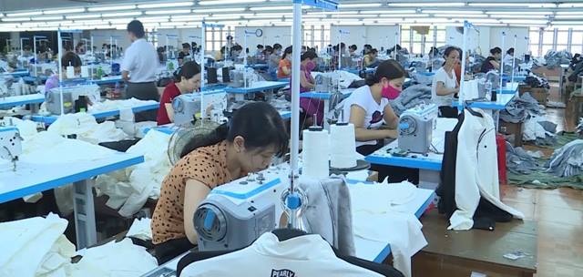 Công nhân ngành may mặc đang sản xuất tại nhà máy