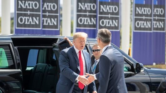 Tổng thống Trump đến dự Hội nghị thượng đỉnh NATO tại Brussel, Bỉ. Ảnh: getty images