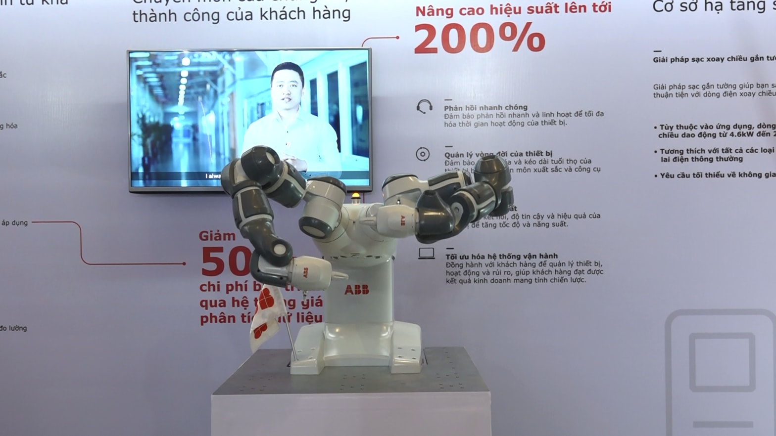 Robot Yumi của Công ty trách nhiệm hữu hạn ABB, giống như cánh tay con người giúp lắp giáp các chi tiết nhỏ