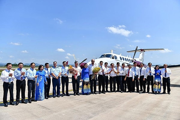 p/Lãnh đạo tỉnh Quảng Ninh cùng phi hành đoàn đã hoàn thành chuyến bay hiệu chỉnh đầu tiên hạ cánh xuống sân bay Vân Đồn ngày 11/7/2018.