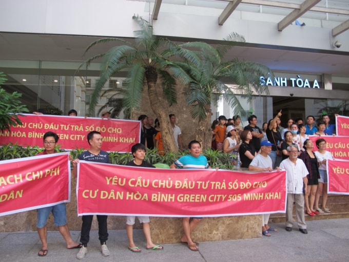 Cư dân Hòa Bình Green City 550 Minh Khai căng băng rôn tố cáo chủ đầu tư