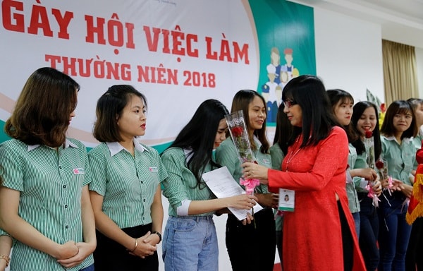TS. Nguyễn Thị Anh Đào – Chủ tịch HĐQT ĐH Đông Á trao hoa chúc mừng 20 sinh viên đầu tiên ngành Điều dưỡng ĐH Đông Á đi làm việc tại Nhật năm 2018 theo quyết định tiếp nhận của chính quyền thành phố Yokohama (Nhật Bản)