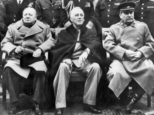 Từ trái sang, Thủ tướng Anh Winston Churchill, Tổng thống Mỹ Franklin Roosevelt và lãnh đạo Liên Xô Josef Stalin tại Yalta năm 1945