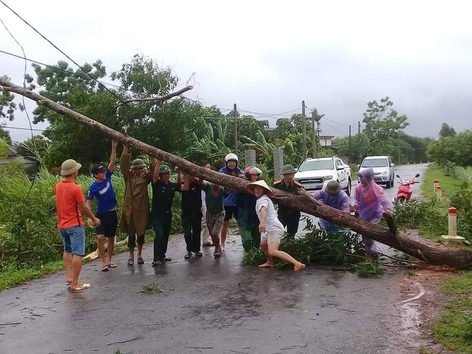 Người dân khắc phục hậu quả sau cơ bão số 3