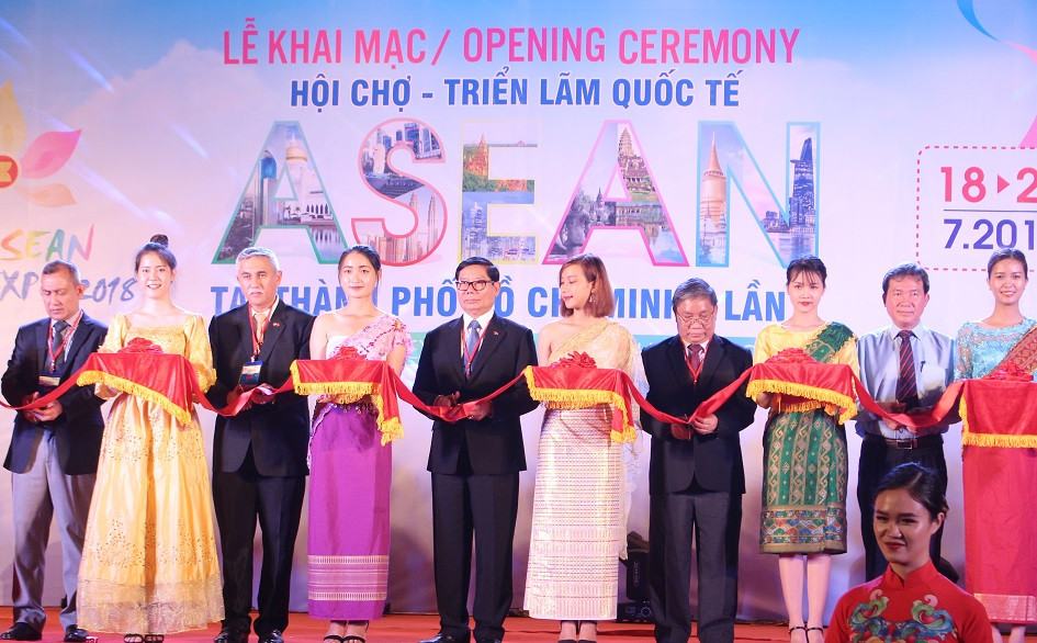 Lãnh sự quán một số nước trong khu vực ASEAN và đại diện ban tổ chức cắt băng khai mạc hội chợ