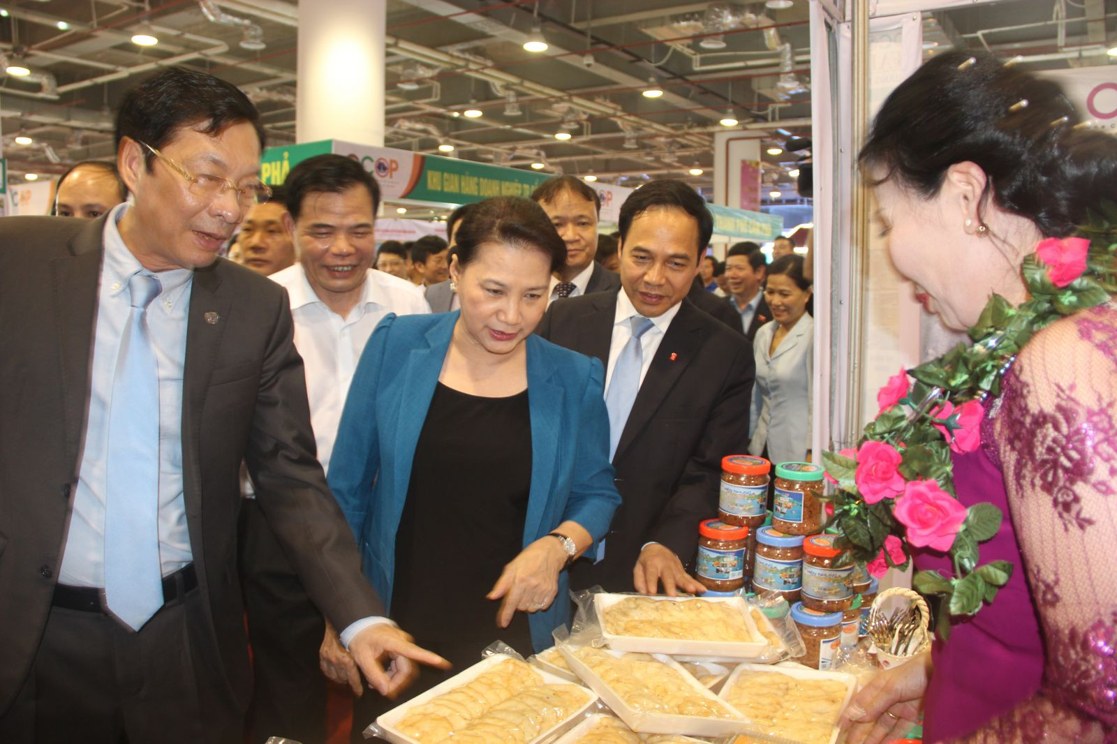 Lãnh đạo trung ương thăm gian hàng tại hội chợ OCOP Quảng Ninh 2018