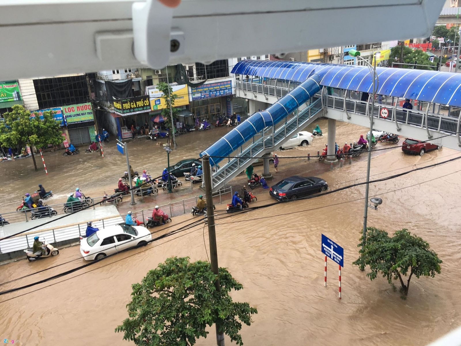 Nhiều nơi ngập úng khiến các phương tiện di chuyển khó khăn. Ảnh chụp ở khu vực Cầu Đuống.