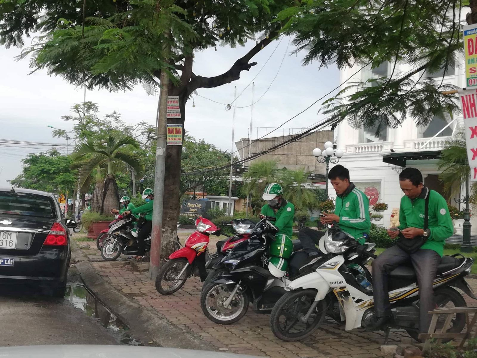 Bị xua đuổi, tài xế Grab không dám vào bến xe