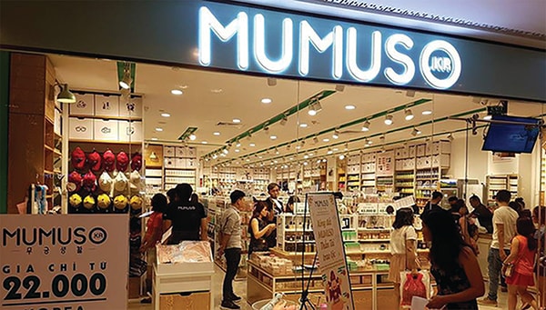 p/“Mumuso - giá chỉ từ 22.000; KOREA”; sử dụng chữ KOREA (Hàn Quốc) trên các túi đựng sản phẩmp/