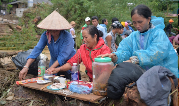 Hãy cùng nhau để nỗi đau đi qua, và tình người ở lại!