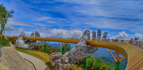 Cầu Vàng tọa lạc ở vườn Thiên Thai của Sun World Ba Na Hills và nằm ở độ cao 1.414m so với mực nước biển. Được kết nối với nhà ga Marseille và Bordeaux để đưa khách từ khu vực chân núi hay làng Pháp thăm vườn hoa.