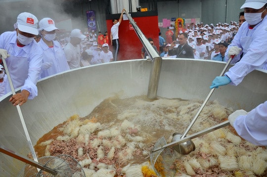 Tô phở lớn nhất của Vifon tuy có hiệu ứng quảng bá nhưng để phát triển cần nhiều hơn nhiều thứ