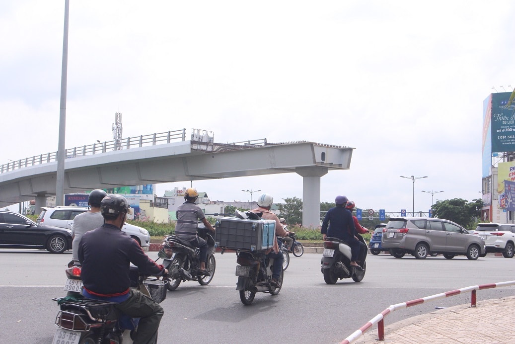 Nhánh cầu vượt Nguyễn Thái Sơn – Nguyễn Kiệm thi công giang dở thì dừng do vướng đền bù mặt bằng.