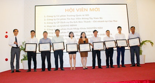 Ông Nguyễn Phương Lam, PGĐ phục trách VCCI Cần Thơ trao chứng nhận cho hội vên mới