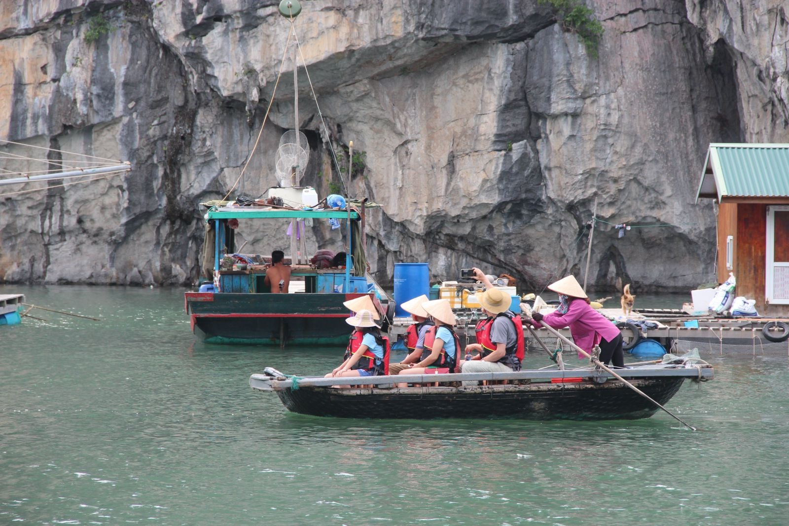 Trải nghiệm, ngắm vẻ đẹp Hạ Long với người dân làng chài Vông Viêng là hoạt động không thể bỏ qua của bất cứ du khách nào khi đến với vịnh Hạ Long. Ảnh Lê Cường