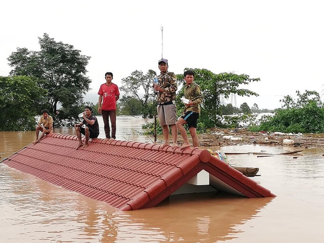 Vỡ đập thuỷ điện ở Lào khiến hàng nghìn người rơi vào cảnh màn trời chiếu đất. Ảnh: Attapeu Today.