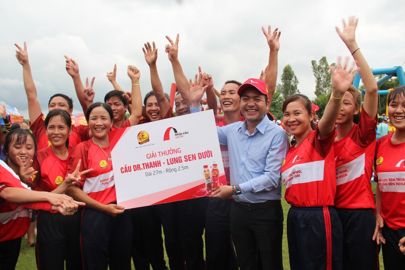 Ông Nguyễn văn Tùng, đại diện Tập đoàn Tân Hiệp Phát trao tặng cầu Dr Thanh – Lung Sen Dưới cho bà con Cù lao Giêng.