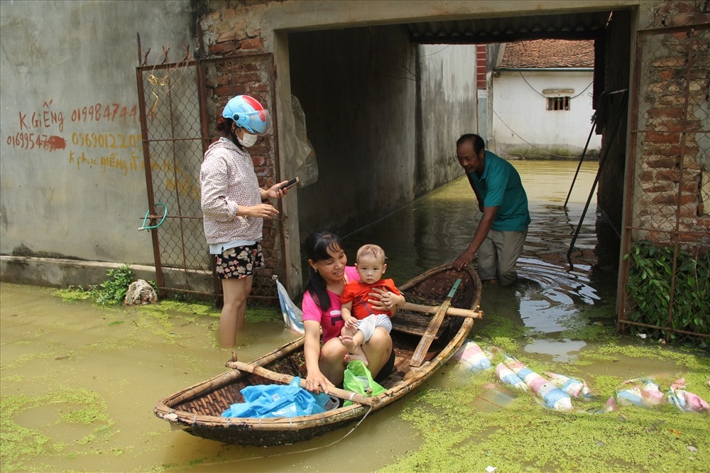 Người dân trong xã phải dùng thuyền, công nông, xuồng của bộ đội mới có thể di chuyển được ra khỏi xã.