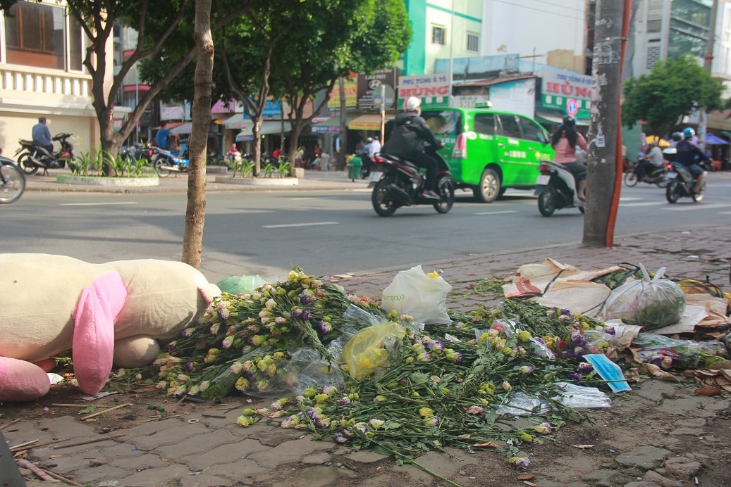 Rác trên đường Hùng Vương, quận 10, TP. HCM