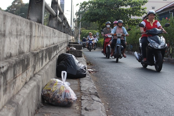 Rác dưới chân cầu