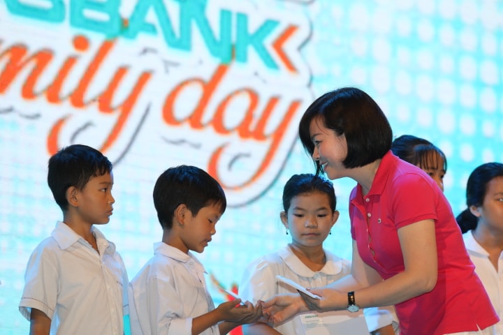 Bà Dương Thị Mai Hoa, Tổng giám đốc ABBANK trao học bổng cho các em nhỏ làng trẻ em SOS Hà Nội