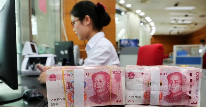 Đồng Nhân dân tệ đã liên tục giảm giá so với đồng USD. (ảnh: Bloomberg)