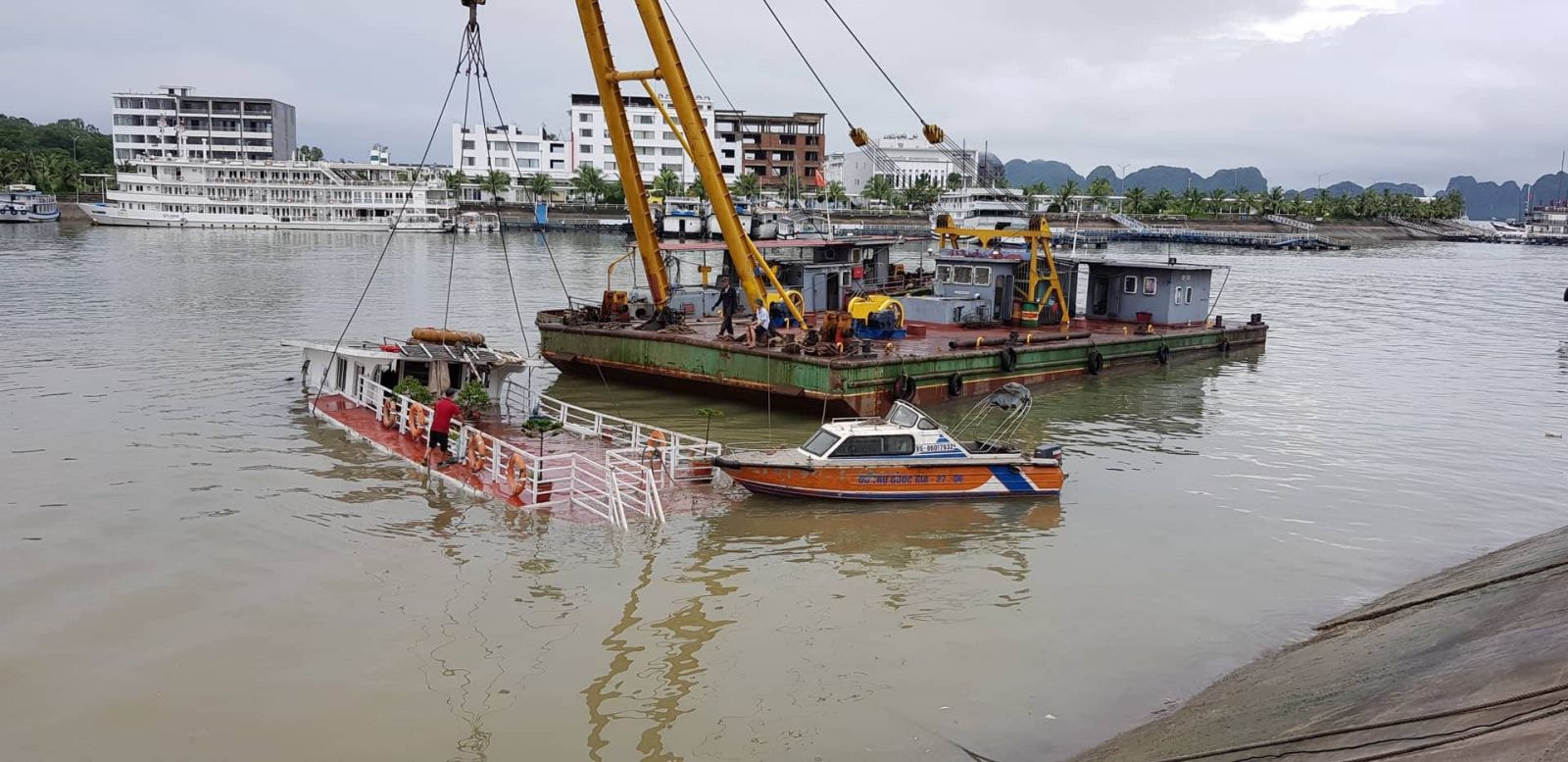 Lực lượng chức năng đang tiến hàng trục vớt tàu. Ảnh Lê Min