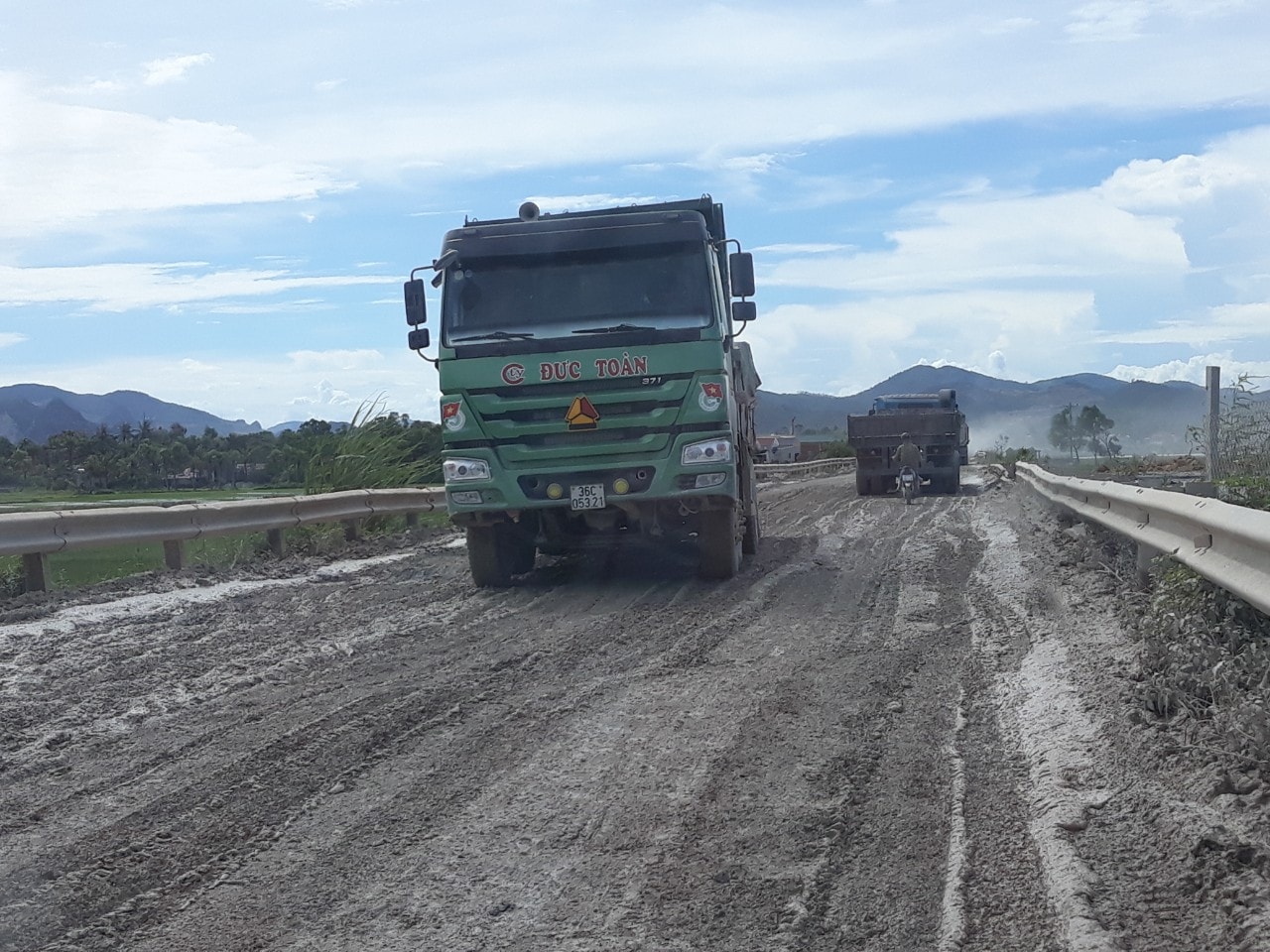 Xe tải trọng lớn vô tư cày nát tuyến đường từ Nghi Sơn đi Bãi Trành nhưng không hề có bóng dáng cơ quan chức năng nào tuần tra, kiểm soát