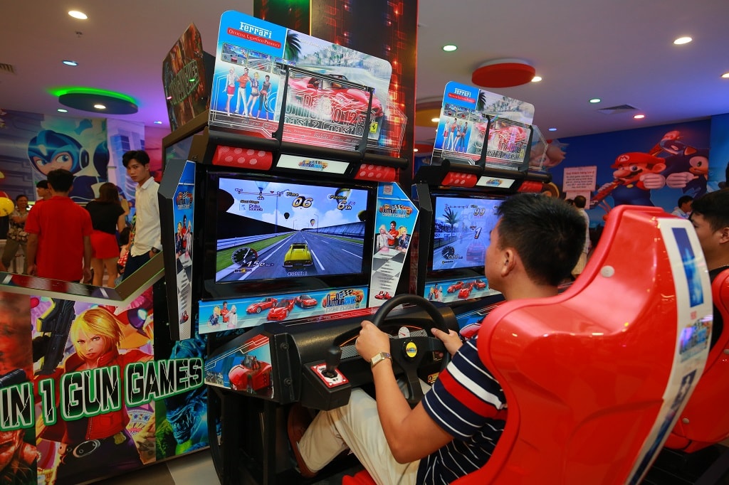 Khách hàng đang trải nghiệm các trò chơi hiện đại trong khu vui chơi City games rộng hơn 600m2