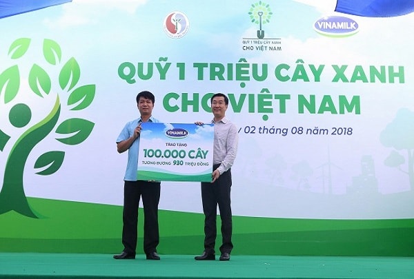 Ông Đỗ Thanh Tuấn – Giám đốc Đối Ngoại Vinamilk trao bảng tượng trưng tặng 100.000 cây cho ông Ông Nông Quang Nhất - Giám đốc Sở Nông Nghiệp & Phát triển nông thôn tỉnh Bắc Kạn.