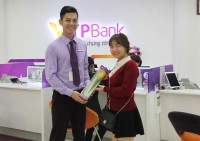 Nhiều chị em thích thú với quà tặng 8/3 từ TPBank