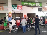 Giá xăng E5 “leo dốc”, A95 tiếp tục “bỏ ngỏ